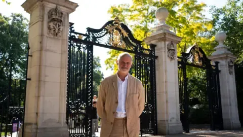 Creator Plans to Reflect Royal's Dignity in Statue